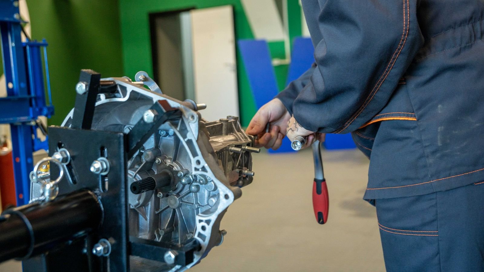 Mecânico da Autolub reparando câmbio automático em oficina em Aracaju