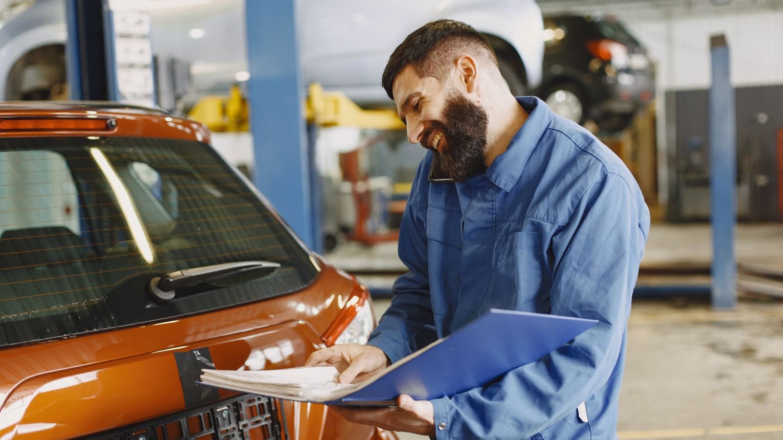 Mecânico da Autolub inspecionando a direção hidráulica de um carro em Aracaju