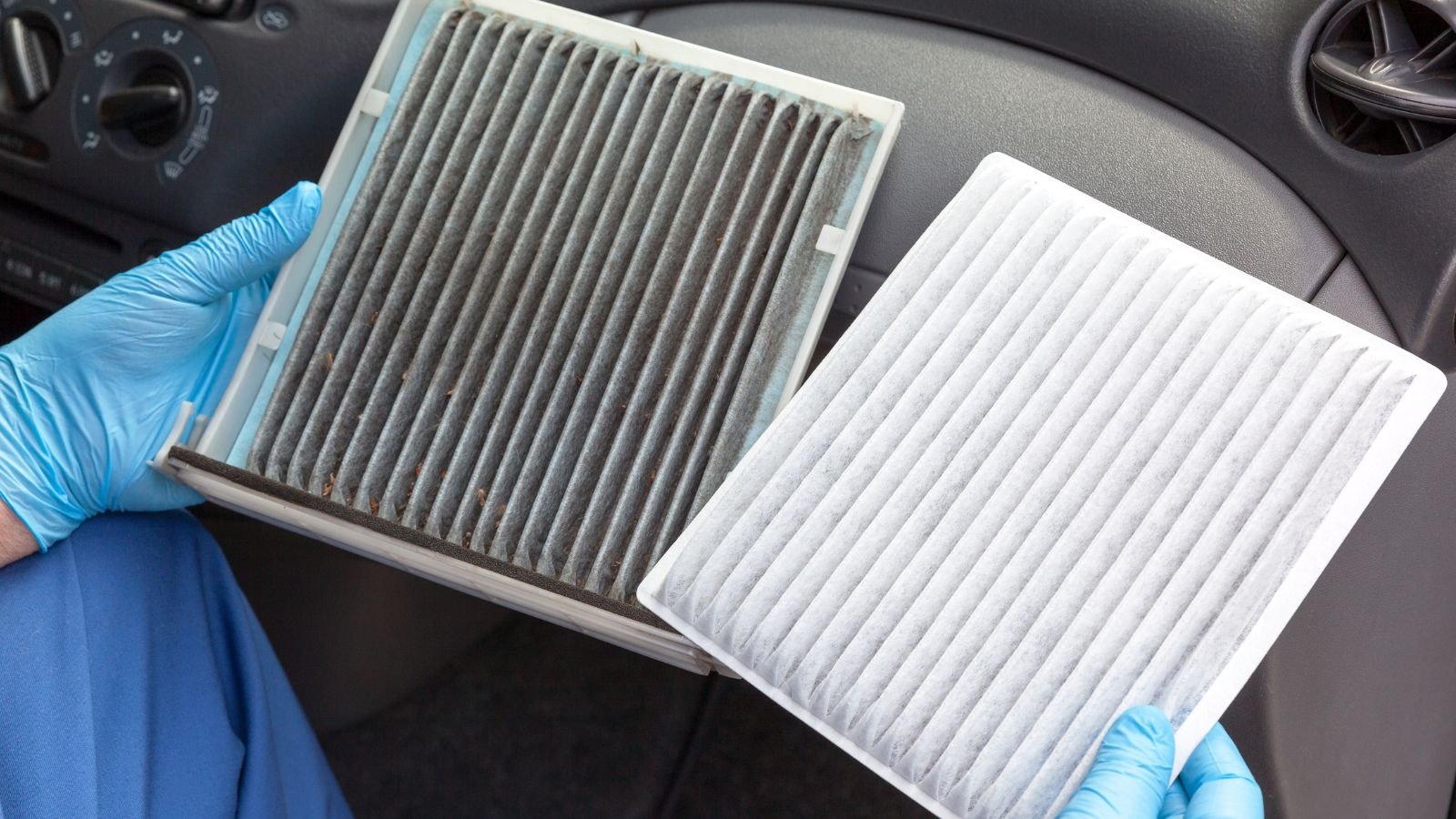 Troca do filtro de cabine do ar-condicionado de um carro na Autolub em Aracaju