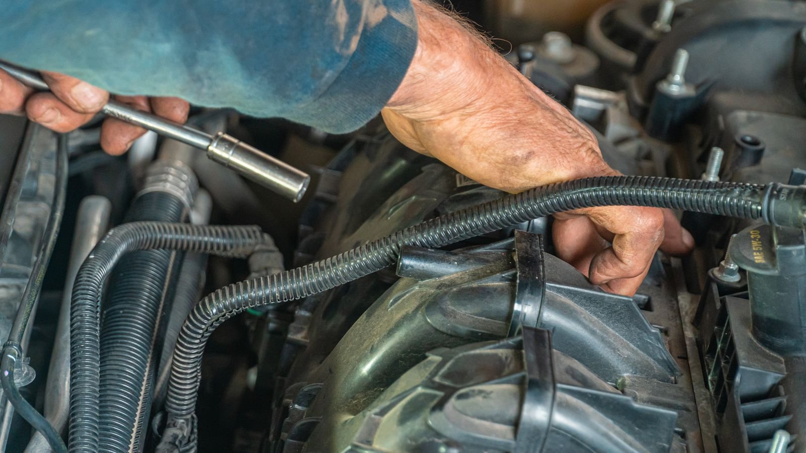 Mecânico da Autolub reparando o motor de um carro em Aracaju