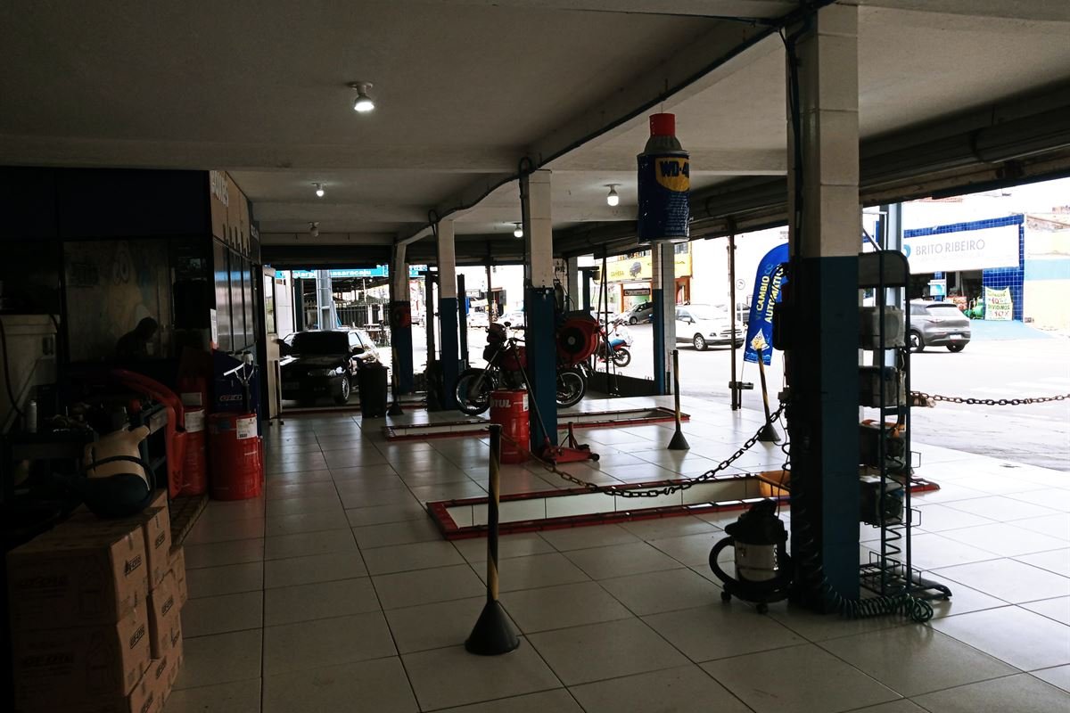 Interior da filial Autolub com boxes e vista para a Av. Des. Maynard