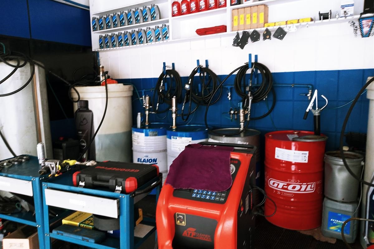 Equipamento de troca de fluido de câmbio automático (ATF) na filial Autolub
