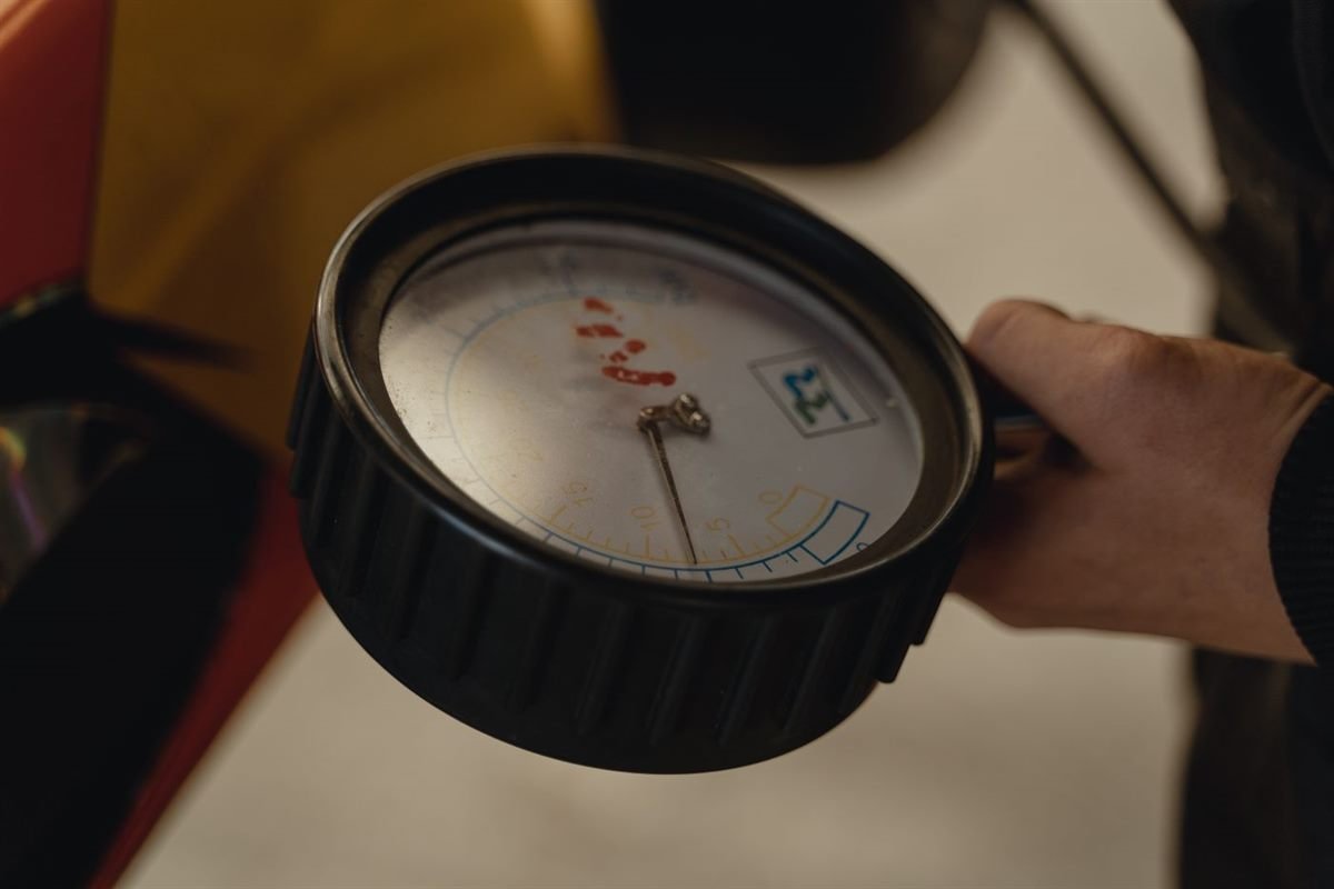 Close de um manômetro usado para medir a pressão do pneu
