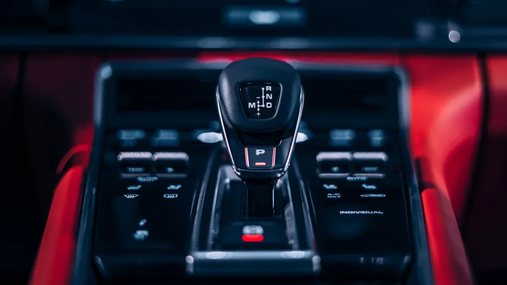Painel de um carro mostrando o seletor de câmbio automático com as letras P R N D