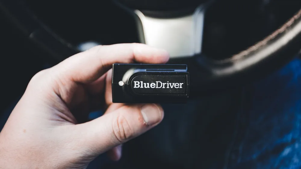Mecânico usando scanner automotivo para ler os códigos de falha do painel