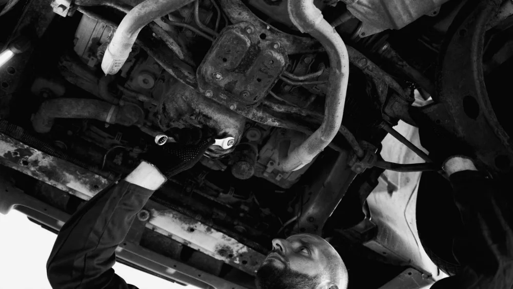 Mecânico revisando o conjunto de embreagem em oficina automotiva